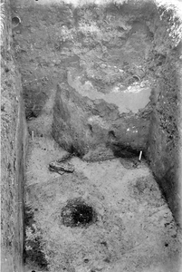 845586 Afbeelding van een opgravingsput op een onbekende locatie, mogelijk verband houdend met een restauratie van de ...